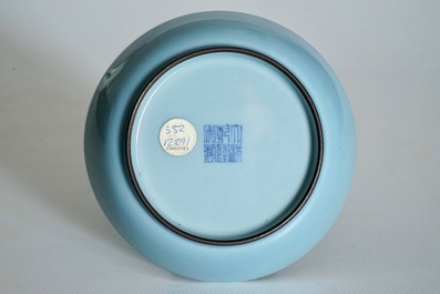 Une assiette monochrome clair de lune en porcelaine de Chine, marque Qianlong, 19/20&egrave;me