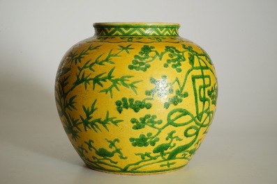 Un vase en porcelaine de Chine &agrave; d&eacute;cor en vert sur fond jaune, marque de Wanli, 19/20&egrave;me