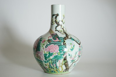 A Chinese famille rose tianqiuping bottle vase with birds among flowers, 19/20th C.