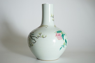 A Chinese famille rose tianqiuping bottle vase with birds among flowers, 19/20th C.