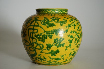 Un vase en porcelaine de Chine &agrave; d&eacute;cor en vert sur fond jaune, marque de Wanli, 19/20&egrave;me