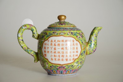 A Chinese famlile rose teapot with calligraphy design, Jiaqing mark, 19/20th C.