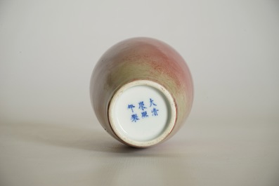 Un vase en porcelaine de Chine monochrome rouge de cuivre, marque de Kangxi, 19/20&egrave;me