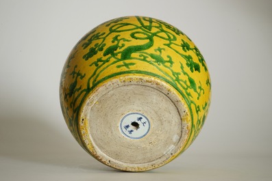 Un vase en porcelaine de Chine &agrave; d&eacute;cor en vert sur fond jaune, marque de Wanli, 19/20&egrave;me