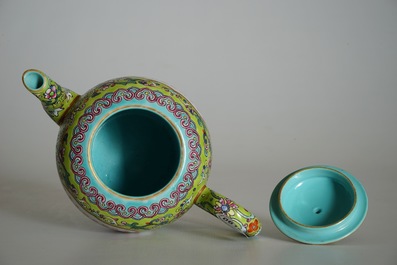 A Chinese famlile rose teapot with calligraphy design, Jiaqing mark, 19/20th C.