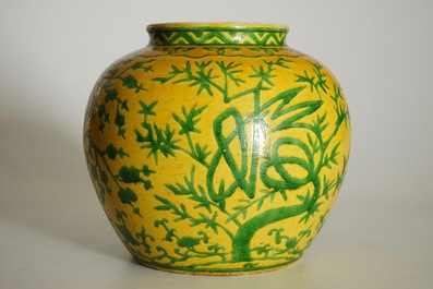 Un vase en porcelaine de Chine &agrave; d&eacute;cor en vert sur fond jaune, marque de Wanli, 19/20&egrave;me