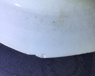 Une paire d'assiettes en porcelaine de Chine &agrave; d&eacute;cor "pseudo feuille de tabac", Qianlong