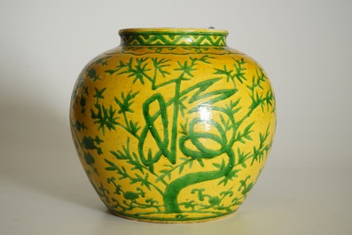 Un vase en porcelaine de Chine &agrave; d&eacute;cor en vert sur fond jaune, marque de Wanli, 19/20&egrave;me