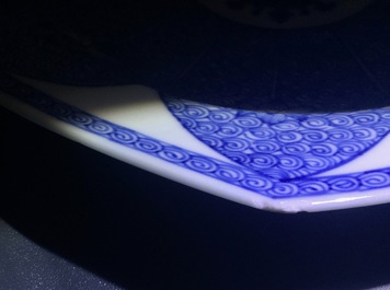 Een Chinees blauw-wit octagonaal bord met het wapen van "de Haze", Yongzheng/Qianlong