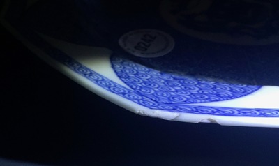 Een Chinees blauw-wit octagonaal bord met het wapen van "de Haze", Yongzheng/Qianlong