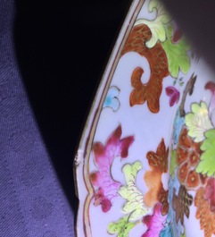 Une paire d'assiettes en porcelaine de Chine &agrave; d&eacute;cor "pseudo feuille de tabac", Qianlong
