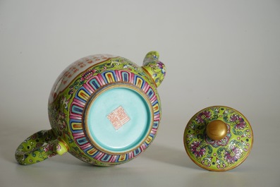 A Chinese famlile rose teapot with calligraphy design, Jiaqing mark, 19/20th C.