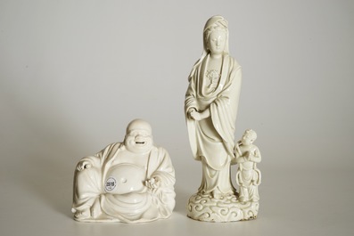 Un mod&egrave;le d'une Guanyin avec enfant et un Bouddha en blanc de Chine de Dehua, 18/19&egrave;me