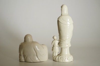 Un mod&egrave;le d'une Guanyin avec enfant et un Bouddha en blanc de Chine de Dehua, 18/19&egrave;me