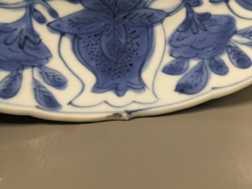 A blue and white Chinese kraak porcelain plate with horses, Ming, Wanli