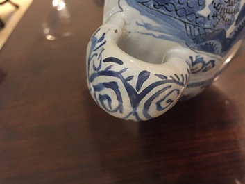 Twee Delftse blauw-witte bouillons met deksels, eind 17e eeuw