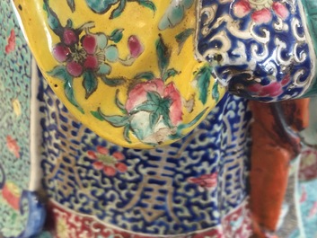 Een grote Chinese famille rose figuur van Shou Lao, 19e eeuw