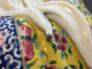 Een grote Chinese famille rose figuur van Shou Lao, 19e eeuw