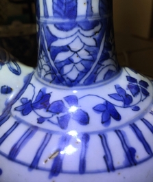Un kendi en porcelaine de Chine bleu et blanc de type Kraak &agrave; d&eacute;cor d'une salamandre, Ming, Wanli