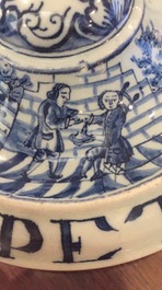 Une bo&icirc;te &agrave; tabac en fa&iuml;ence de Delft bleu et blanc avec son couvercle int&eacute;rieur, dat&eacute; 1763