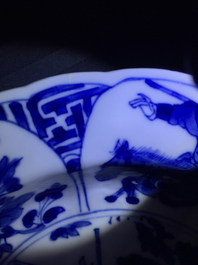 Deux assiettes en porcelaine de Chine bleu et blanc aux guerriers, marque et &eacute;poque de Kangxi