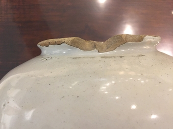 Un pot &agrave; tabac en fa&iuml;ence de Delft inscrit "De Hoop" avec un couvercle en laiton, 18&egrave;me