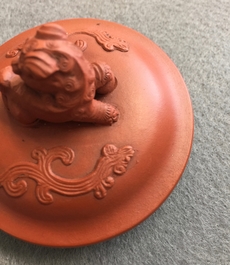Une th&eacute;i&egrave;re et son couvercle en gr&egrave;s de Yixing, Chine, Kangxi