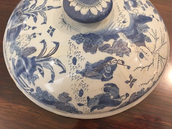 Twee Delftse blauw-witte bouillons met deksels, eind 17e eeuw
