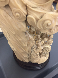 Un groupe de Chang'e avec deux filles en ivoire sculpt&eacute; sur socle en bois, Chine, 19/20&egrave;me