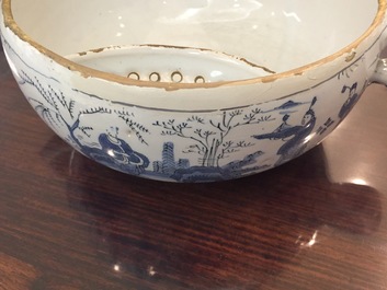 Twee Delftse blauw-witte bouillons met deksels, eind 17e eeuw