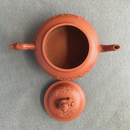 Une th&eacute;i&egrave;re et son couvercle en gr&egrave;s de Yixing, Chine, Kangxi