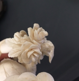 Vier Chinese ivoren vrouwelijke figuren op houten stand, eind 19/begin 20e eeuw