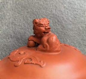 Une th&eacute;i&egrave;re et son couvercle en gr&egrave;s de Yixing, Chine, Kangxi