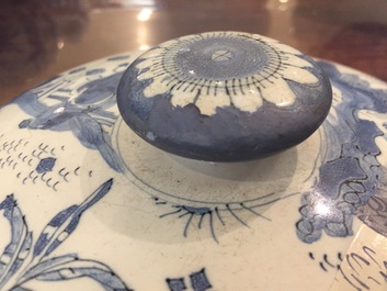 Twee Delftse blauw-witte bouillons met deksels, eind 17e eeuw