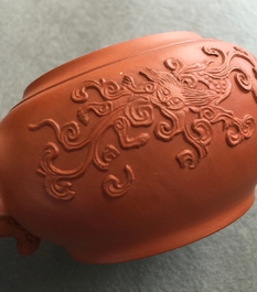 Une th&eacute;i&egrave;re et son couvercle en gr&egrave;s de Yixing, Chine, Kangxi
