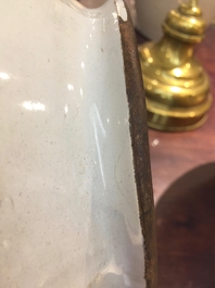 Une paire de pots &agrave; tabac en fa&iuml;ence de Delft avec inscription "Het Wapen van Zeeland", 18&egrave;me