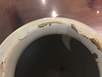 Un pot &agrave; tabac en fa&iuml;ence de Delft inscrit "De Hoop" avec un couvercle en laiton, 18&egrave;me