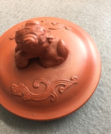 Une th&eacute;i&egrave;re et son couvercle en gr&egrave;s de Yixing, Chine, Kangxi