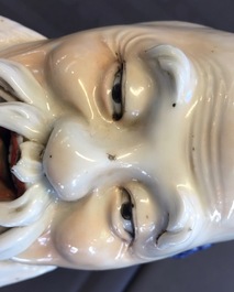Een grote Chinese famille rose figuur van Shou Lao, 19e eeuw