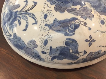 Twee Delftse blauw-witte bouillons met deksels, eind 17e eeuw