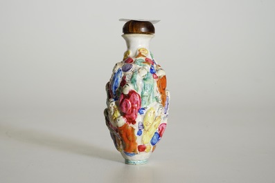 Een Chinees famille rose snuifflesje met reli&euml;fdecor van 18 Luohan, Xianfeng merk en mog. periode