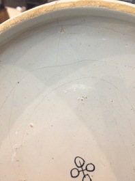 Twee Delftse blauw-witte bouillons met deksels, eind 17e eeuw