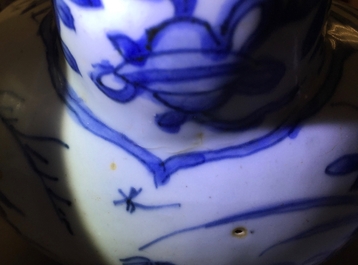Un kendi en porcelaine de Chine bleu et blanc de type Kraak &agrave; d&eacute;cor d'une salamandre, Ming, Wanli