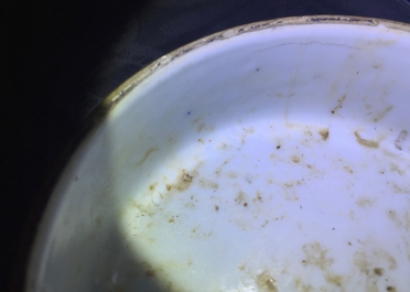 Een Chinees famille rose bassin en twee dekselpotten, 19/20e eeuw