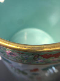 Een Chinese penseelpot met turkooise fondkleur, Qianlong merk, 20e eeuw