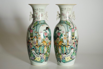 Een paar Chinese famille rose vazen met figurendecor, 20e eeuw