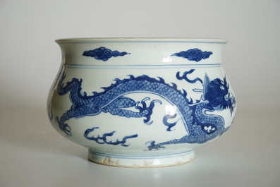 Un br&ucirc;le-parfum en porcelaine de Chine bleu et blanc aux dragons, Kangxi
