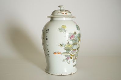 A Chinese qianjiang cai vase and cover with "100 antiquities" design, 19/20th C.