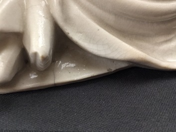Un mod&egrave;le d'une Guanyin avec enfant et un Bouddha en blanc de Chine de Dehua, 18/19&egrave;me