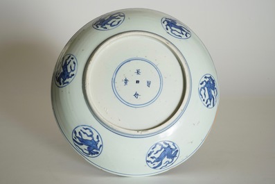 Een Chinese blauw-witte schotel met kraanvogels, Ming, Jiajing